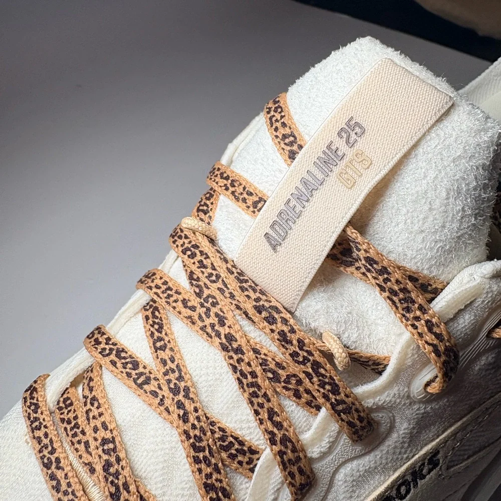 Brand New In Box Brooks Adrenaline GTS 25 Womens Size 7 Cream and Tan Accents - Picture 7 of 15